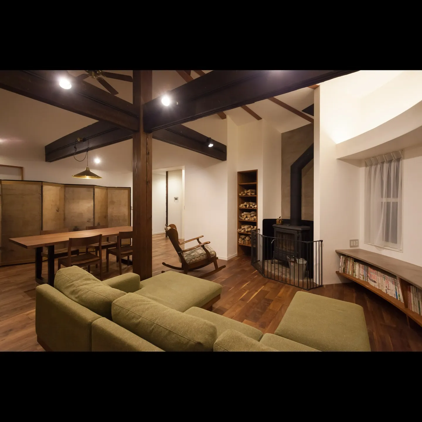 古民家の古材を再利用した、別荘のような半円屋根の離れ。