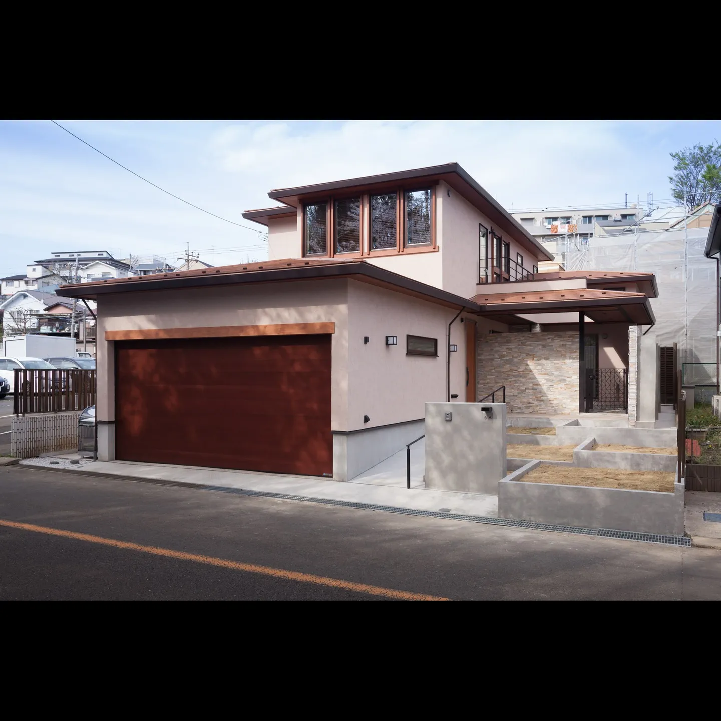 閑静な住宅街に建つプライベートテラスのある住宅。